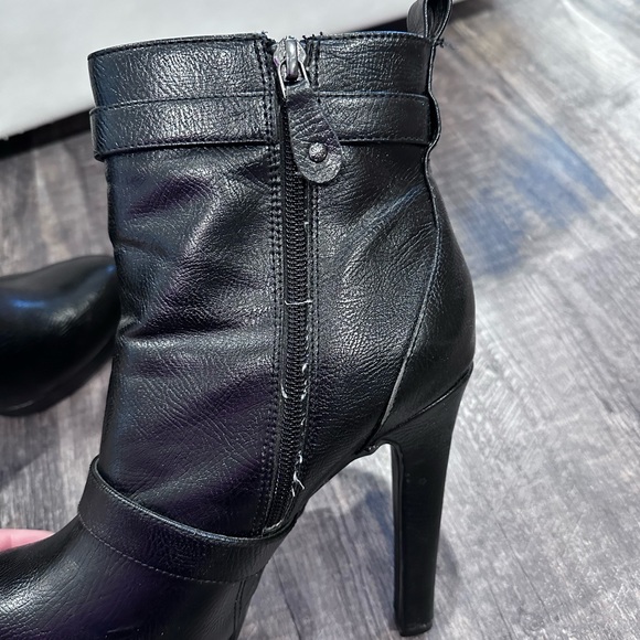 Vera Wang Black Heeled Boots - Picture 7 of 11